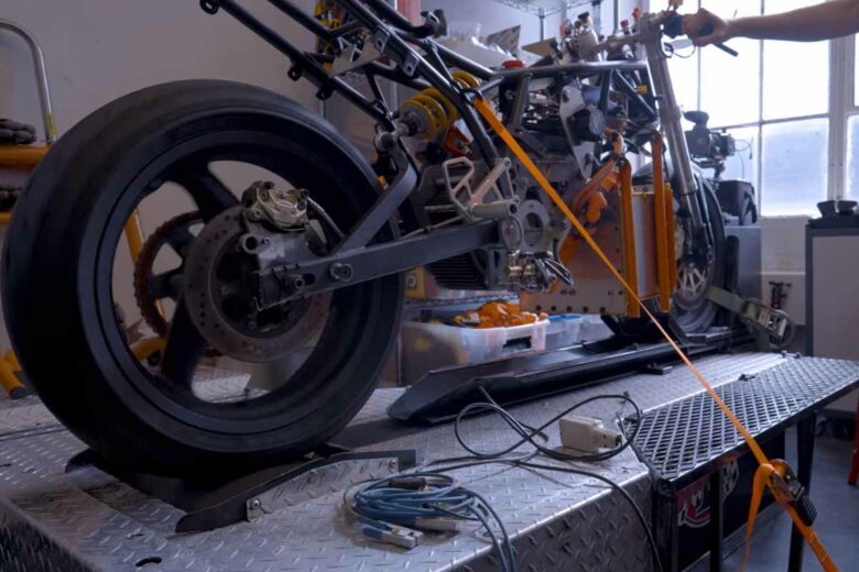 Un essai sur un banc de la moto électrique à hydrogène.