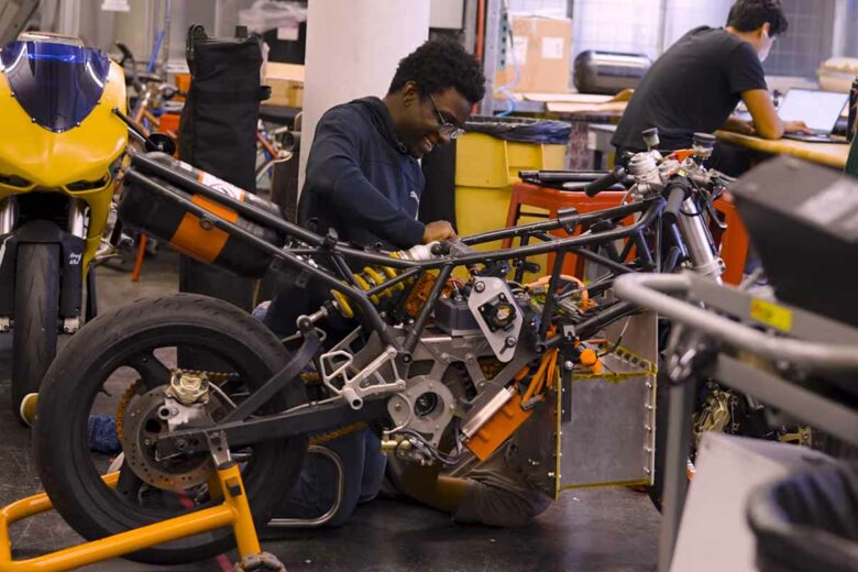 Des étudiants chercheurs travaillent sur le prototype.