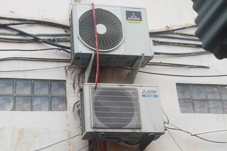 Des pompes à chaleur installées sur la façade d'un bâtiment.