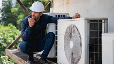 Un technicien assure la vérification d'une pompe à chaleur.