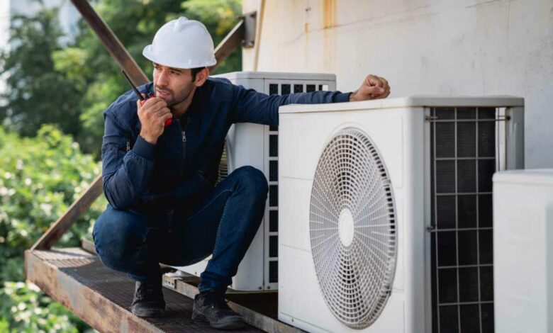 Un technicien assure la vérification d'une pompe à chaleur.