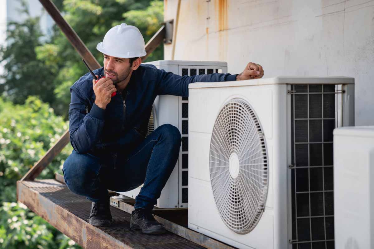 Un technicien assure la vérification d'une pompe à chaleur.