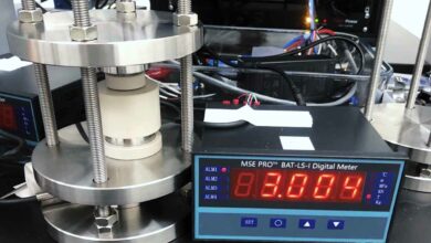 Le prototype est chargé via une anode(-) et une cathode (+) pour fournir de l'énergie. Des tests supplémentaires doivent avoir lieu.