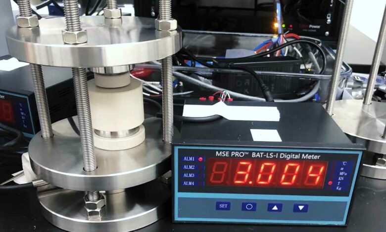 Le prototype est chargé via une anode(-) et une cathode (+) pour fournir de l'énergie. Des tests supplémentaires doivent avoir lieu.