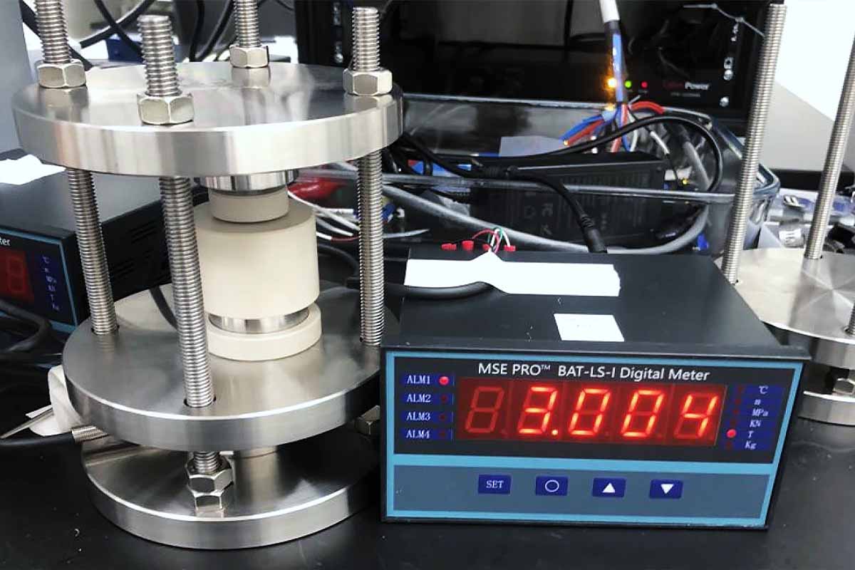 Le prototype est chargé via une anode(-) et une cathode (+) pour fournir de l'énergie. Des tests supplémentaires doivent avoir lieu.