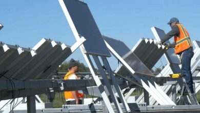 Un chantier pour récupérer des panneaux solaires afin de les recycler.