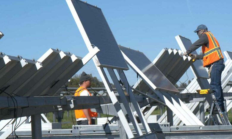 Un chantier pour récupérer des panneaux solaires afin de les recycler.