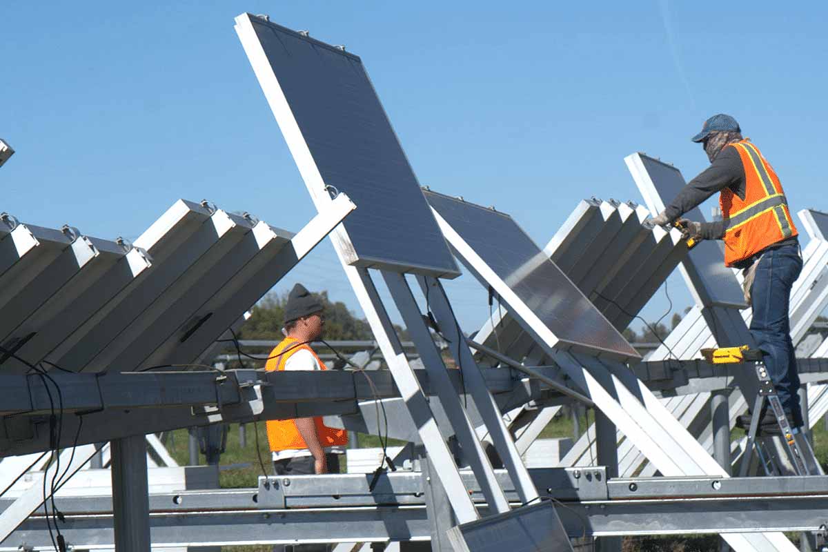 Un chantier pour récupérer des panneaux solaires afin de les recycler.
