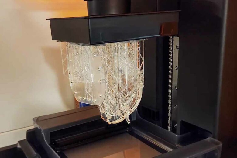 Les composants de son invention ont été créé à partir d'une imprimante 3D.