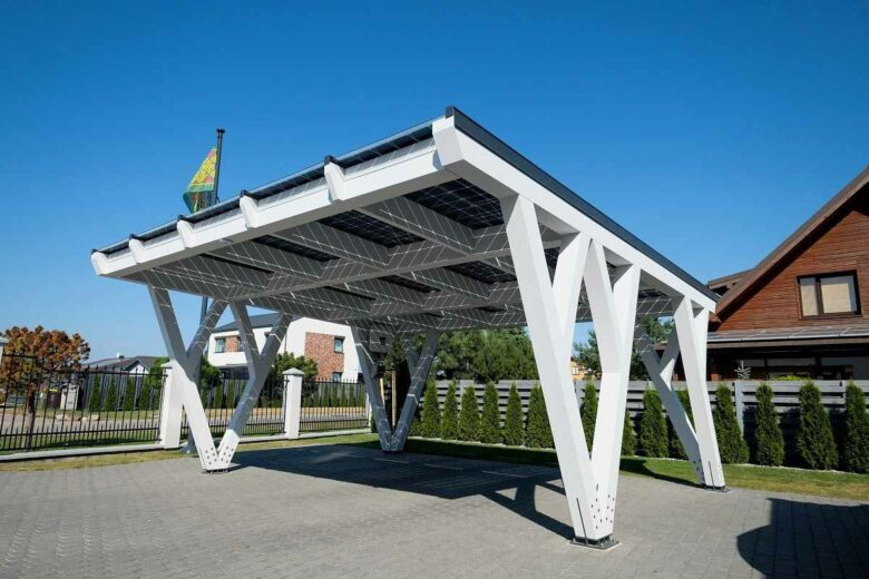 Une place de parking couverte avec borne de recharge alimentée par l'énergie solaire.