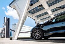 Un carport Solitek avec des panneaux solaire pour recharger son véhicule électrique.