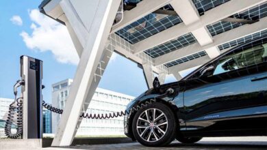 Un carport Solitek avec des panneaux solaire pour recharger son véhicule électrique.