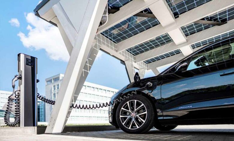 Un carport Solitek avec des panneaux solaire pour recharger son véhicule électrique.