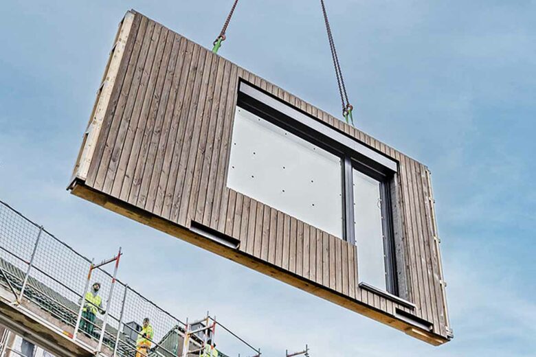 Manipulation d'une plaque préfabriquée avant sa pose sur un chantier à Bochum.