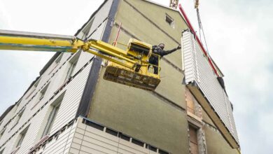 Pose d'une couverture préfabriquée lors d'un chantier à Greiz.