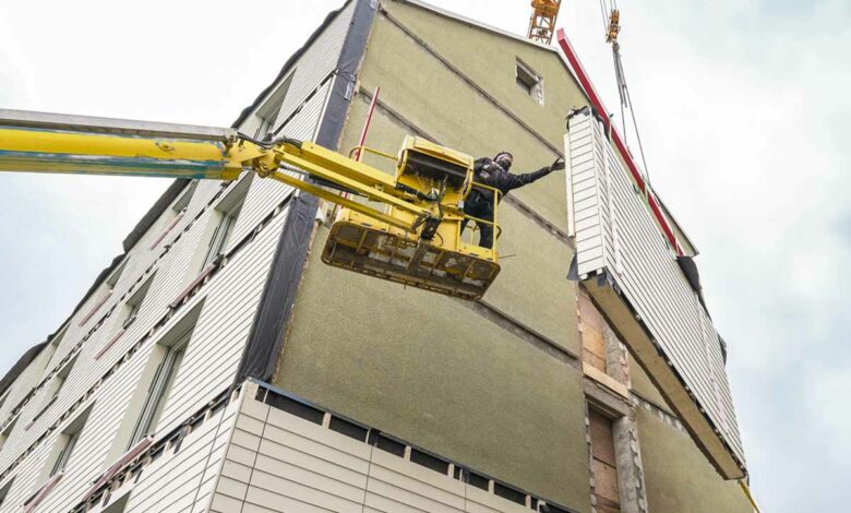 Pose d'une couverture préfabriquée lors d'un chantier à Greiz.