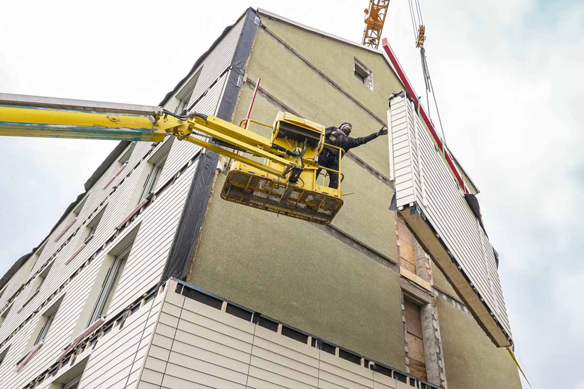 Pose d'une couverture préfabriquée lors d'un chantier à Greiz.