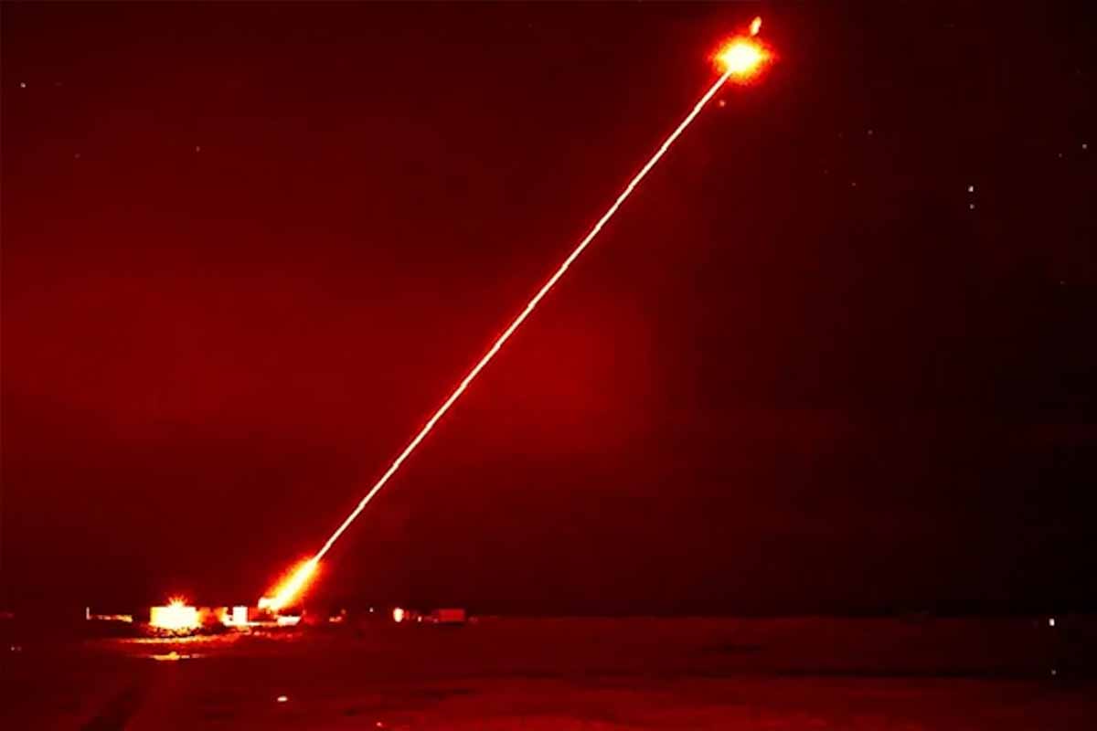 Tir laser sur un drone du DragonFire.