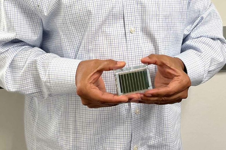 L'un des fondateurs de Solaires avec son nouveau module photovoltaïque d'intérieur entre les mains.