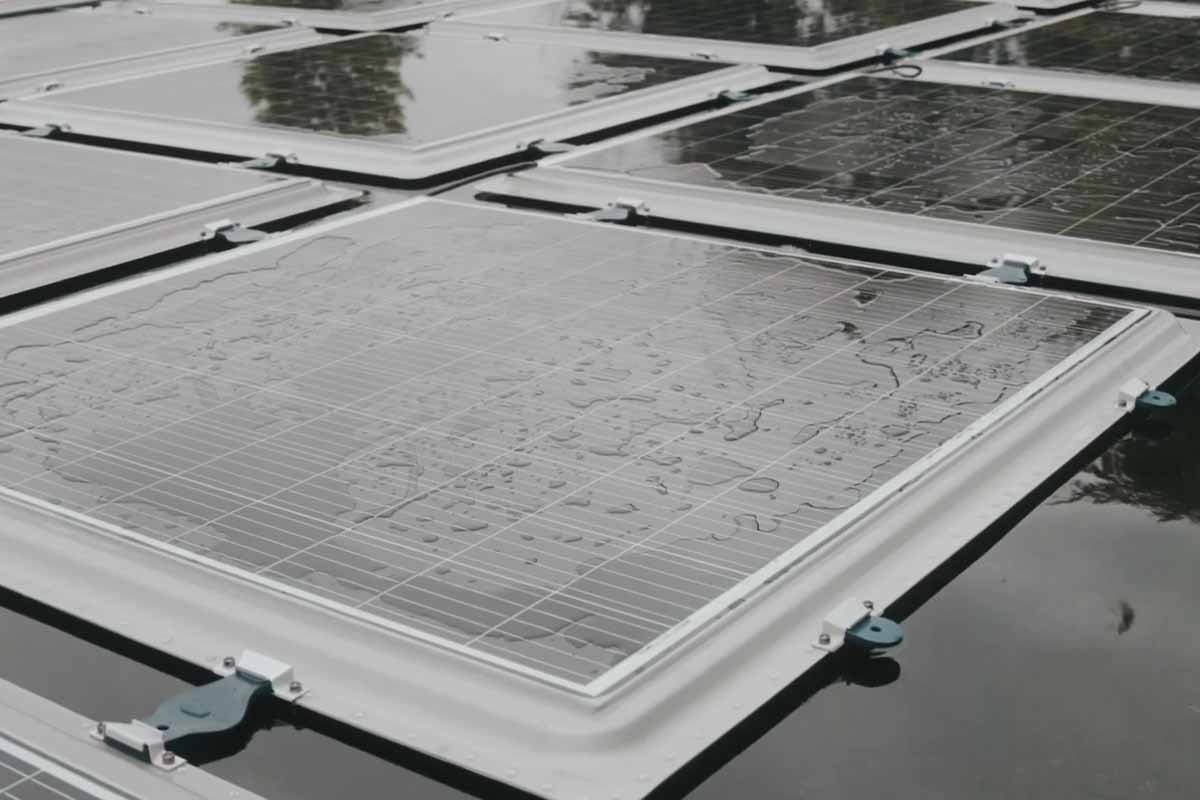 Les panneaux photovoltaïques Sunlit Sea lors de phases de test en conditions réelles.