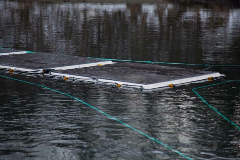 Installation de panneaux photovoltaïques flottants.