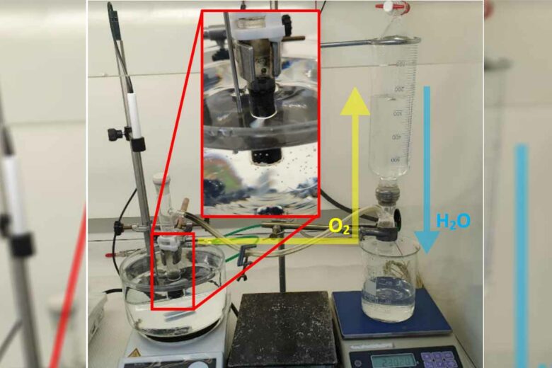 Expérimentation du déplacement de l'eau par électrolyse en laboratoire.