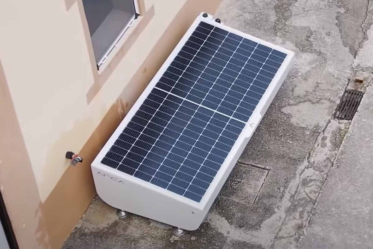 Le générateur solaire ARCA dispose d'une batterie de stockage, et donne accès à l'électricité quel que soit l'endroit.