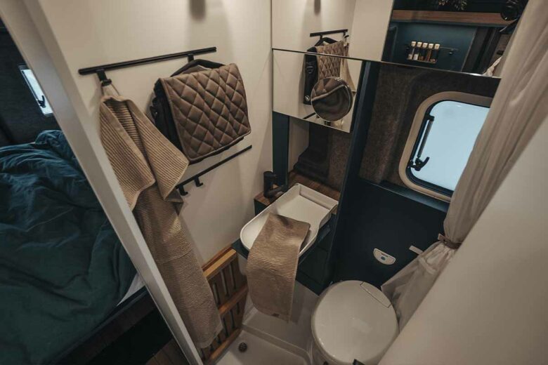 Le coin salle de bain et toilettes du camping-car.