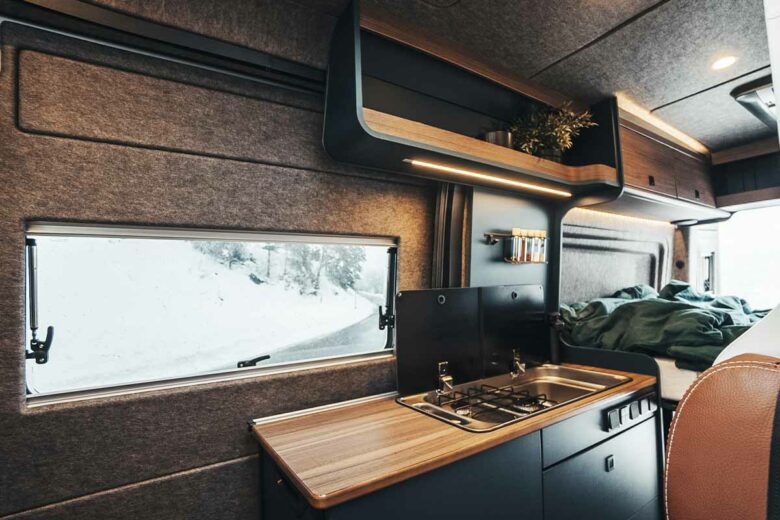 Le coin cuisine du fourgon aménagé Hymer Eriba Car 600.