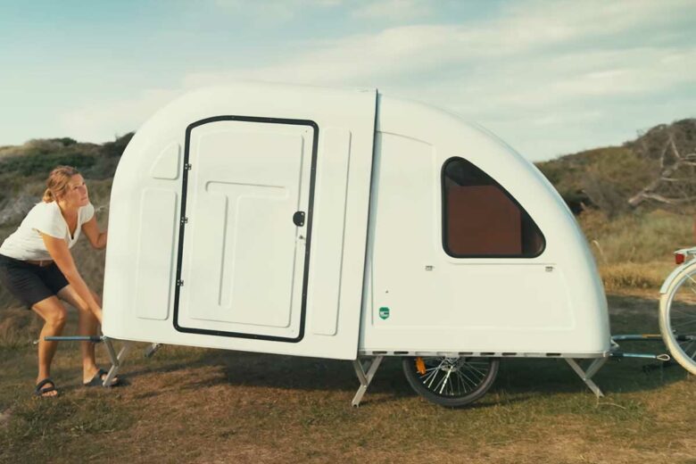 Une mini-caravane de chez Wide Path Camper conçue pour être tractée par un vélo.