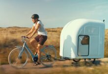 Une caravane tractée par un vélo, l'un des trois modèles conçus par Wide Path Camper.