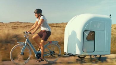 Une caravane tractée par un vélo, l'un des trois modèles conçus par Wide Path Camper.