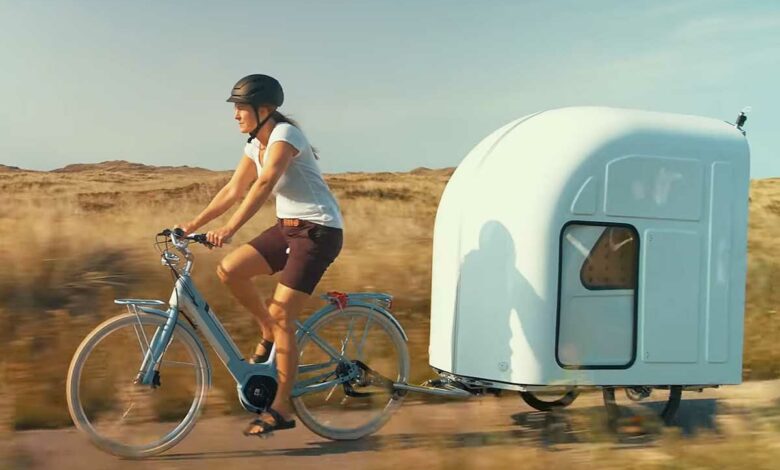 Une caravane tractée par un vélo, l'un des trois modèles conçus par Wide Path Camper.