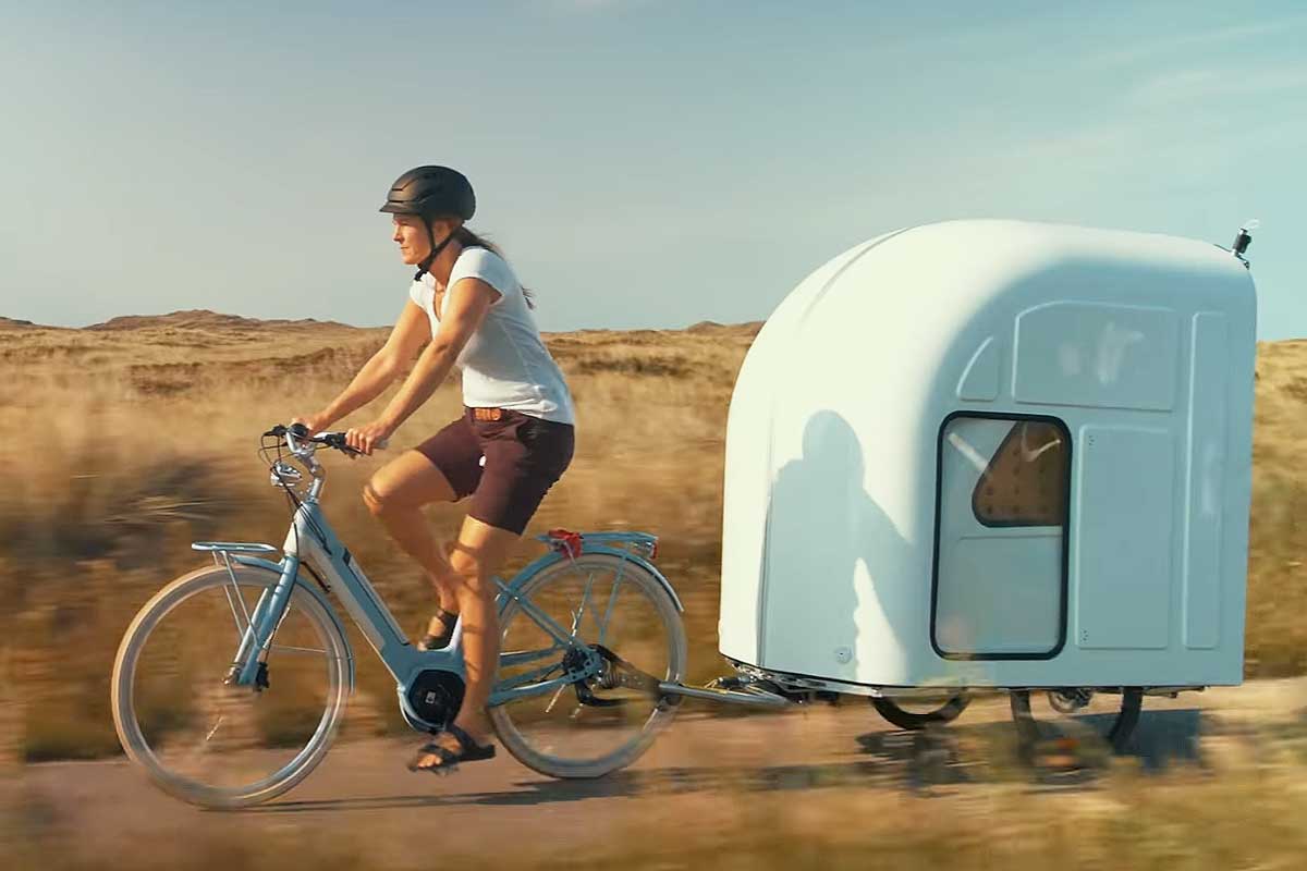 Une caravane tractée par un vélo, l'un des trois modèles conçus par Wide Path Camper.