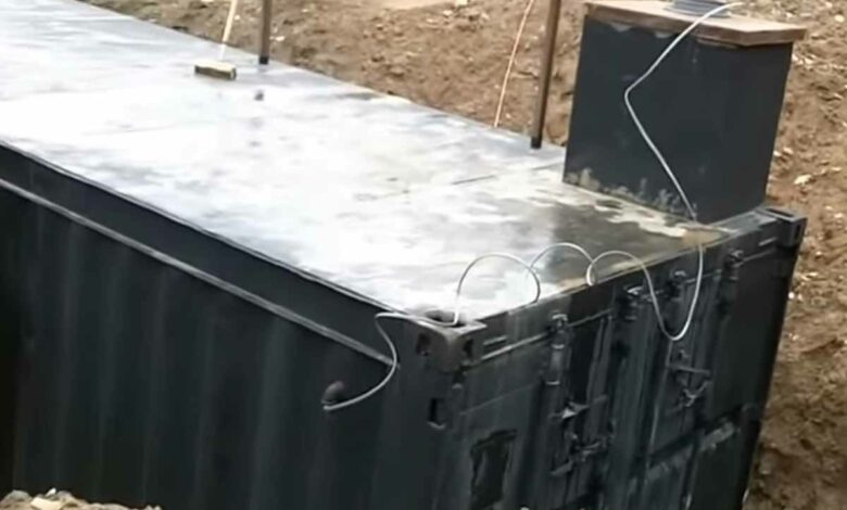 Le bunker en cours d'enfouissement réalisé à partir d'un conteneur maritime par un survivaliste.