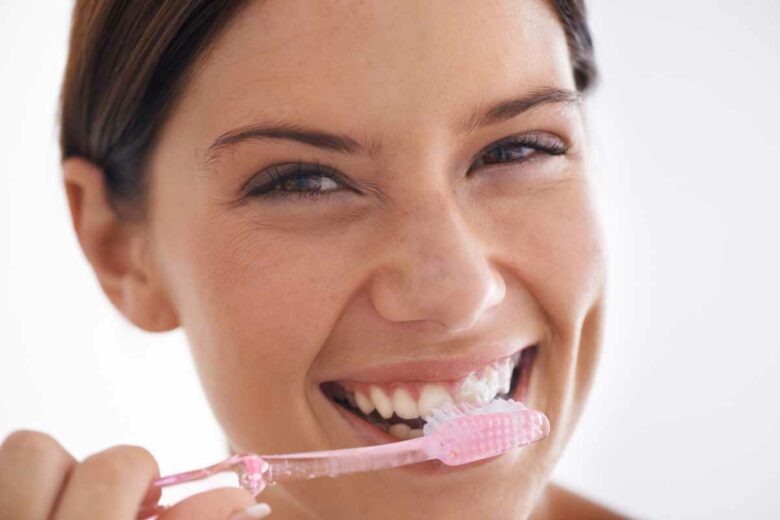 Se brosser les dents deux fois par jour au minimum est recommandé par les professionnels de santé.