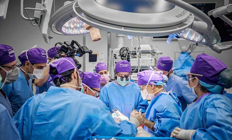 Une équipe de 140 chirurgiens, infirmières et personnel de santé ont été impliqués lors de cette intervention qui a duré 21 h.