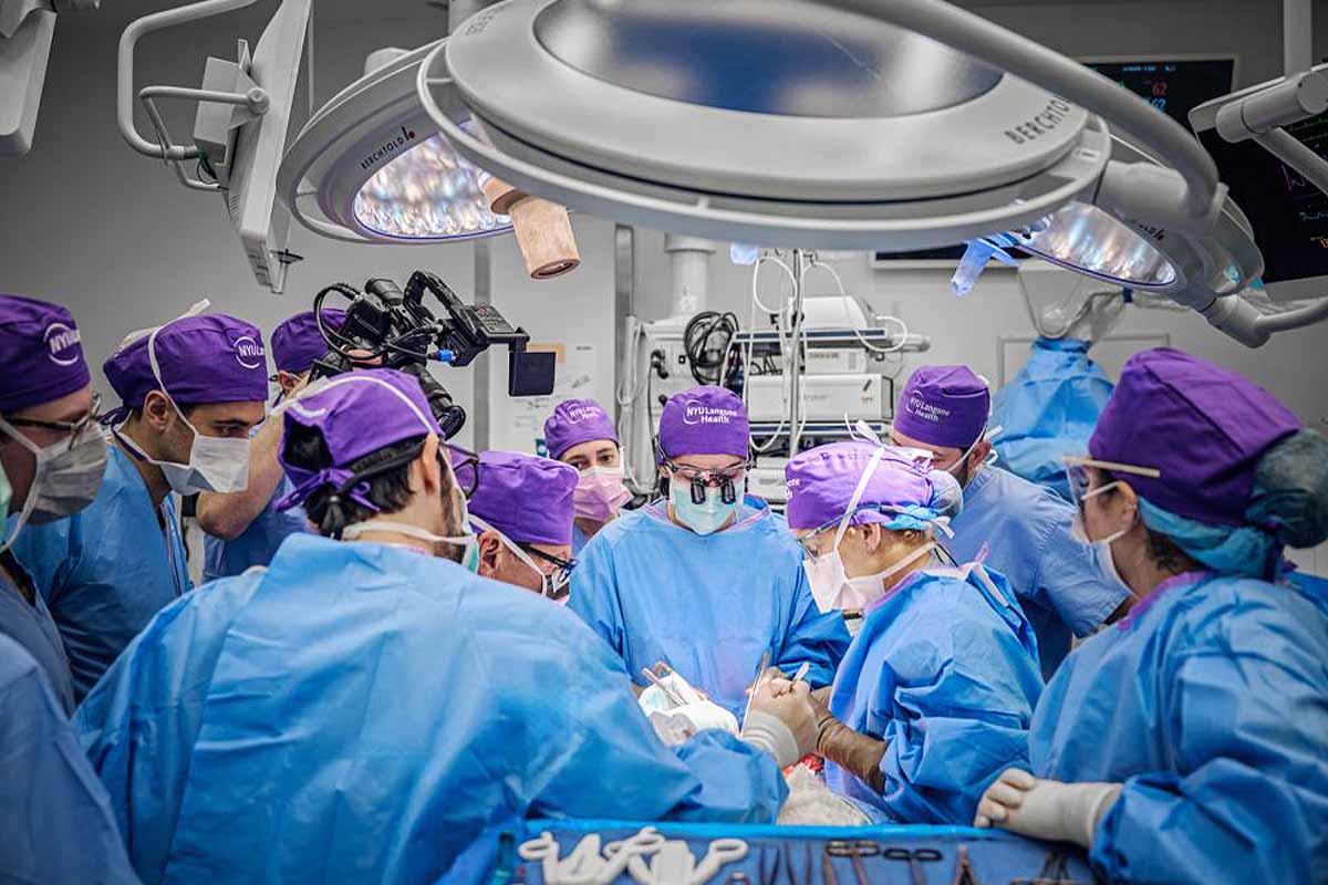 Une équipe de 140 chirurgiens, infirmières et personnel de santé ont été impliqués lors de cette intervention qui a duré 21 h.