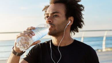 Selon cette étude, l'eau en bouteille peut contenir beaucoup plus de nanoplastiques qu'on ne le pensait !