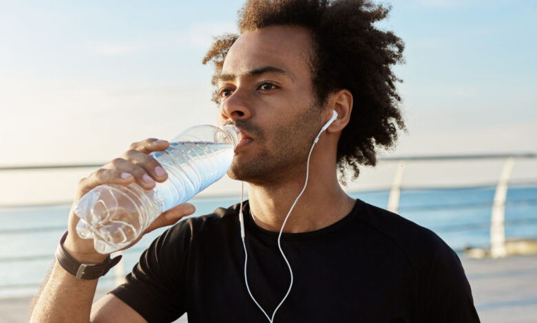 Selon cette étude, l'eau en bouteille peut contenir beaucoup plus de nanoplastiques qu'on ne le pensait !