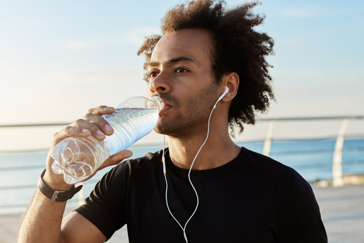 Selon cette étude, l'eau en bouteille peut contenir beaucoup plus de nanoplastiques qu'on ne le pensait !