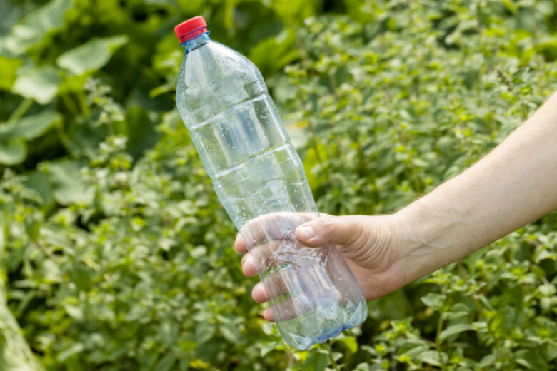 Faut-il en finir définitivement avec les bouteilles en plastique ?