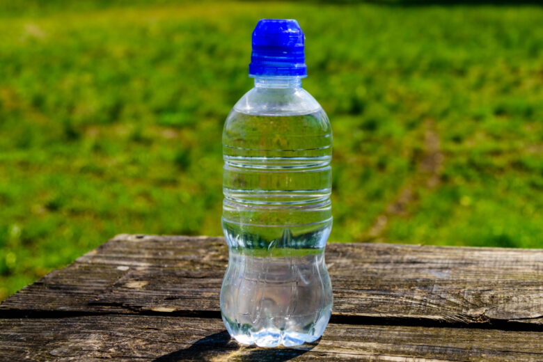 D'importantes quantités de microplastiques découvertes dans les bouteilles d'eau.
