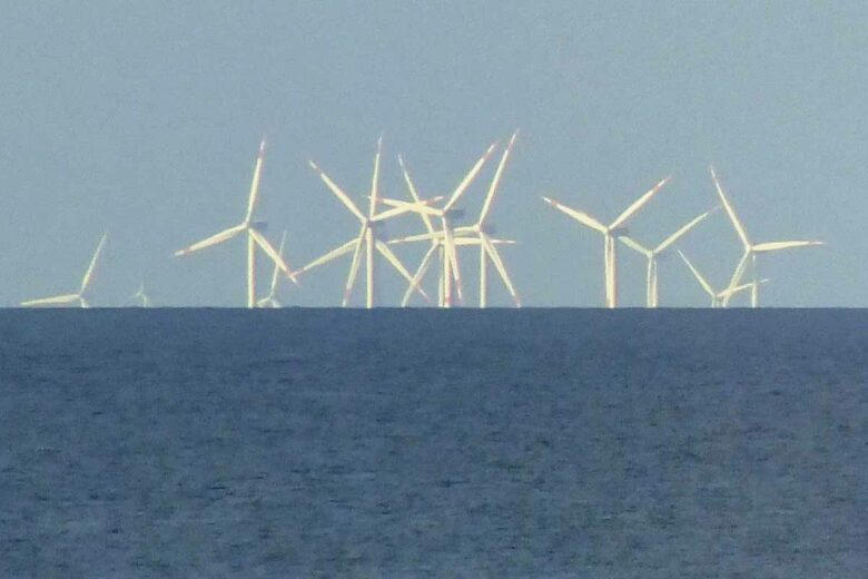 Le parc éolien de Thorntonbank caché par la courbure de la terre, vu à une distance de 50 km.