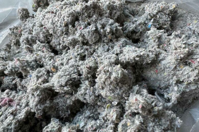 La ouate de cellulose est un isolant fabriqué à partir de papier recyclé.