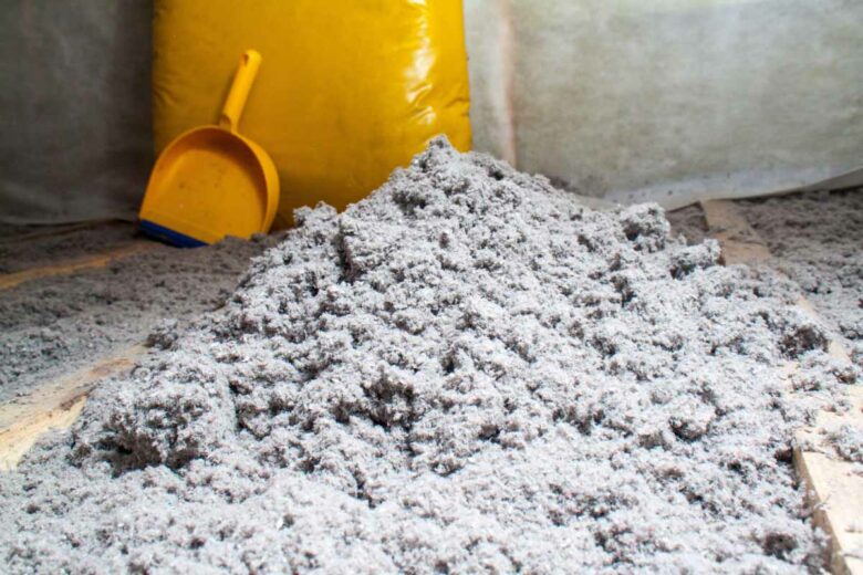 Un chantier d'isolation avec de la ouate de cellulose.