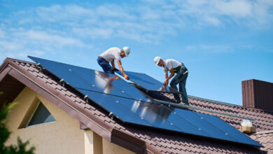 L'installation de panneaux photovoltaïques sur le toit d'une maison.