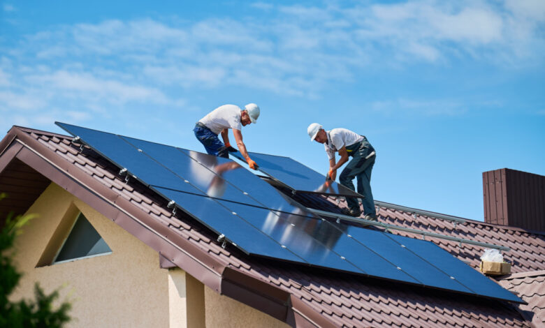 L'installation de panneaux photovoltaïques sur le toit d'une maison.