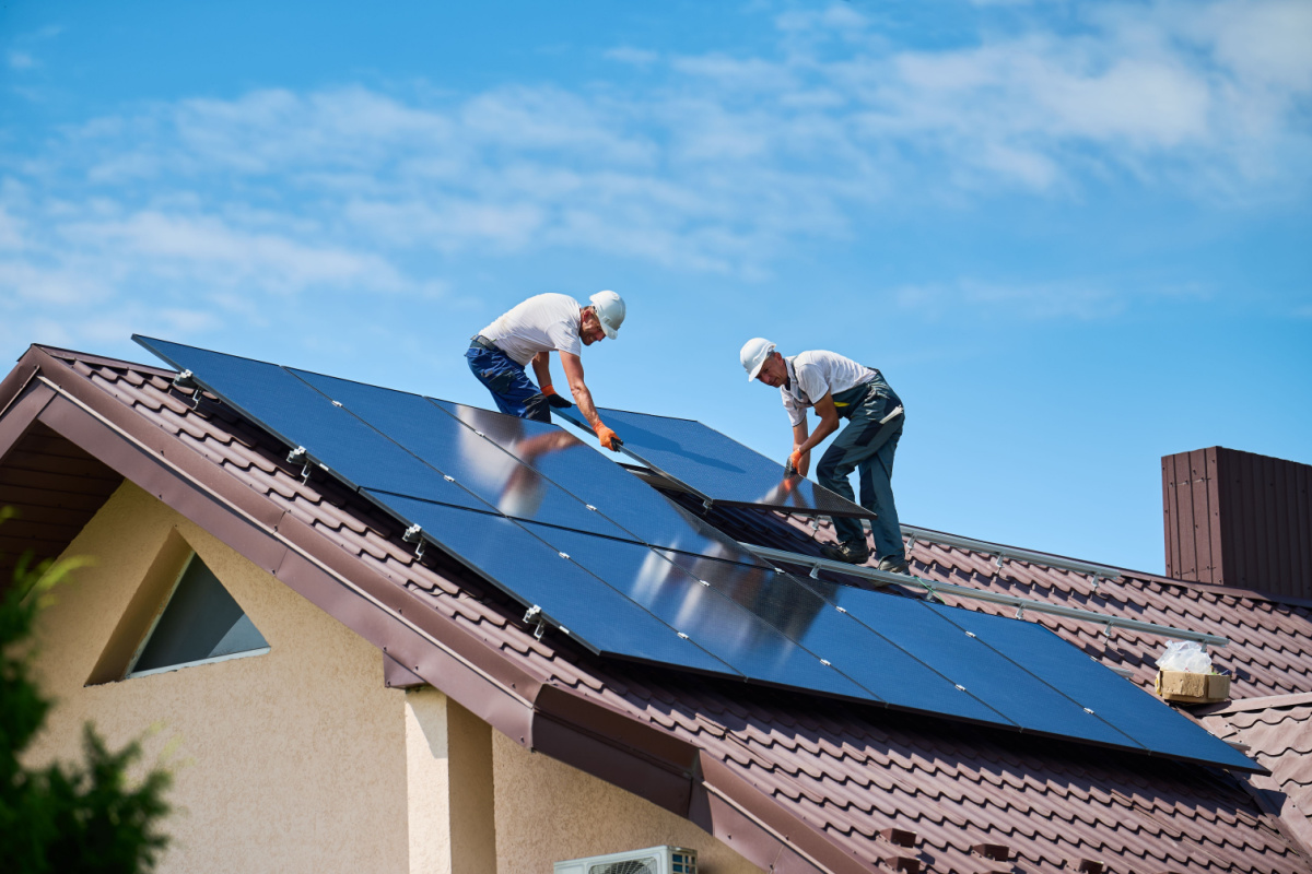 L'installation de panneaux photovoltaïques sur le toit d'une maison.