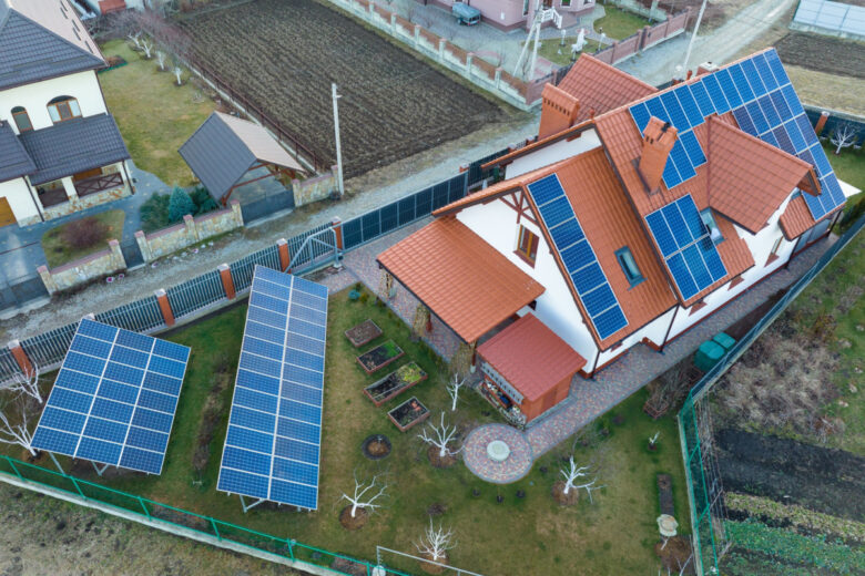 Une maison avec de nombreux panneaux solaires.